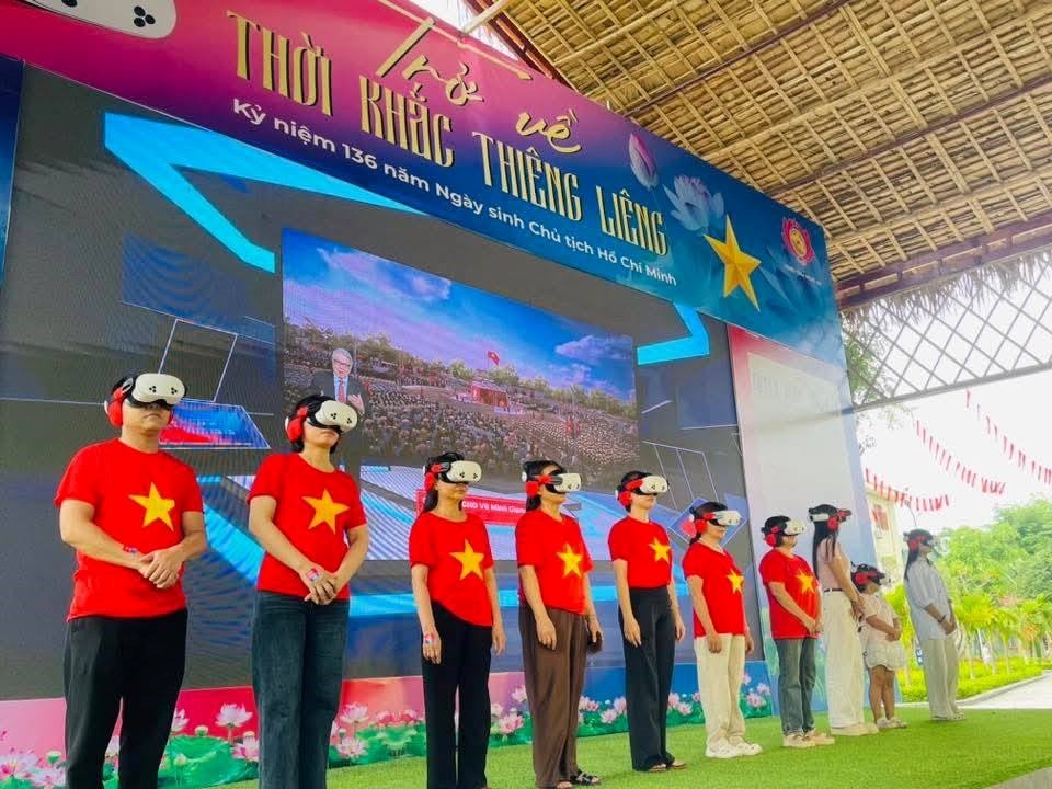 Trải nghiệm thực tế ảo “Trở về thời khắc thiêng liêng” tổ chức tại Khu di tích Quốc gia đặc biệt Kim Liên (Nghệ An)