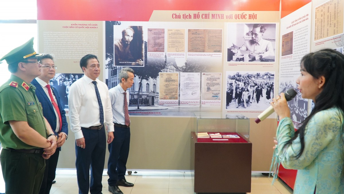 Các đại biểu tham quan triển lãm. Ảnh: Báo Văn hóa.