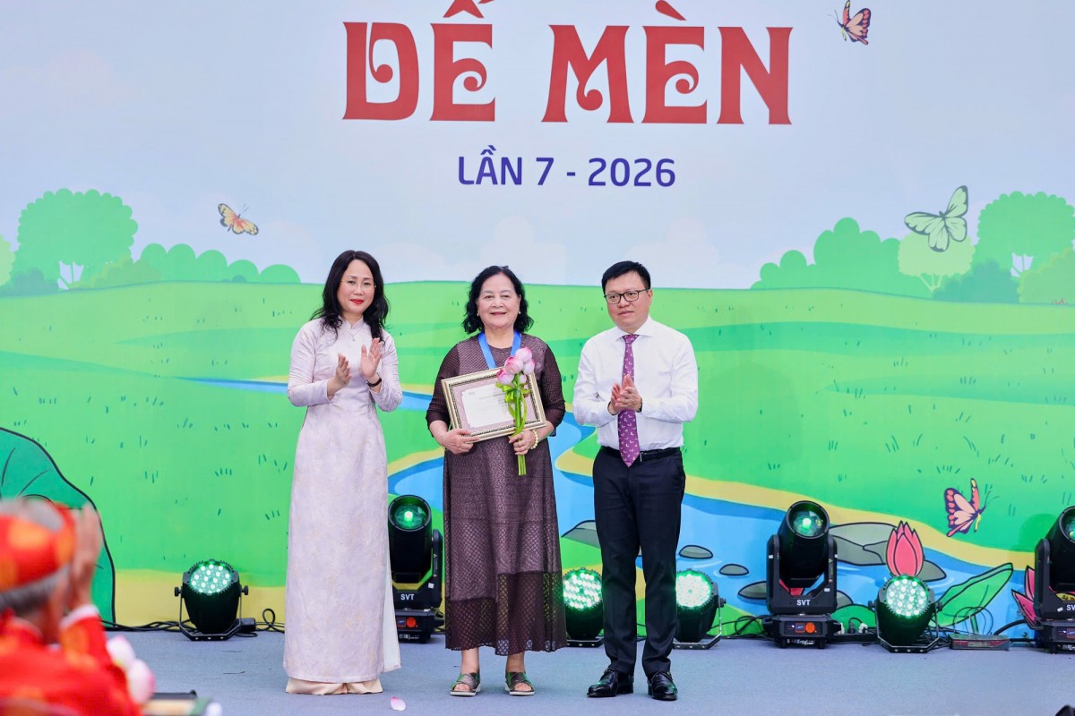 PGS.TS, hoạ sĩ, đạo diễn, NSND Ngô Mạnh Lân giành giải “Thành tựu trọn đời - Hiệp sĩ Dế Mèn”