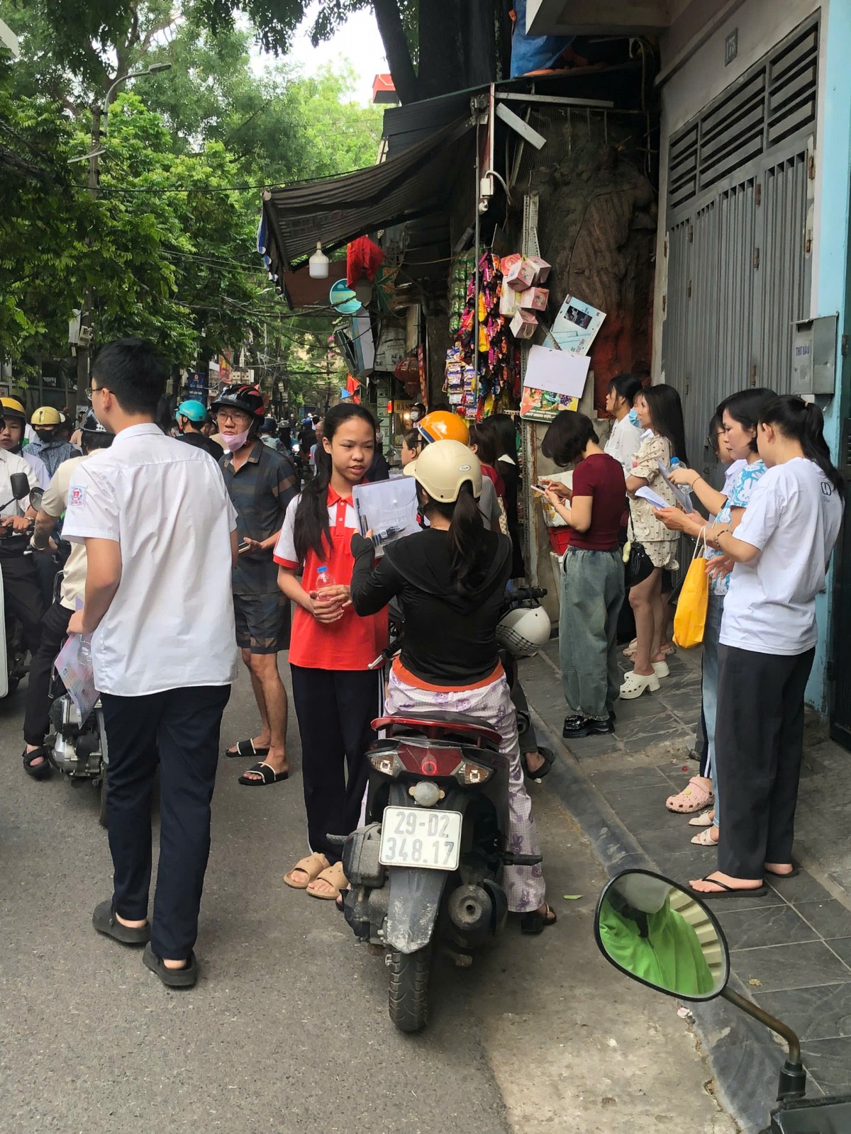 Học sinh Hà Nội bước vào ngày thi thứ Nhất kỳ thi vào lớp 10