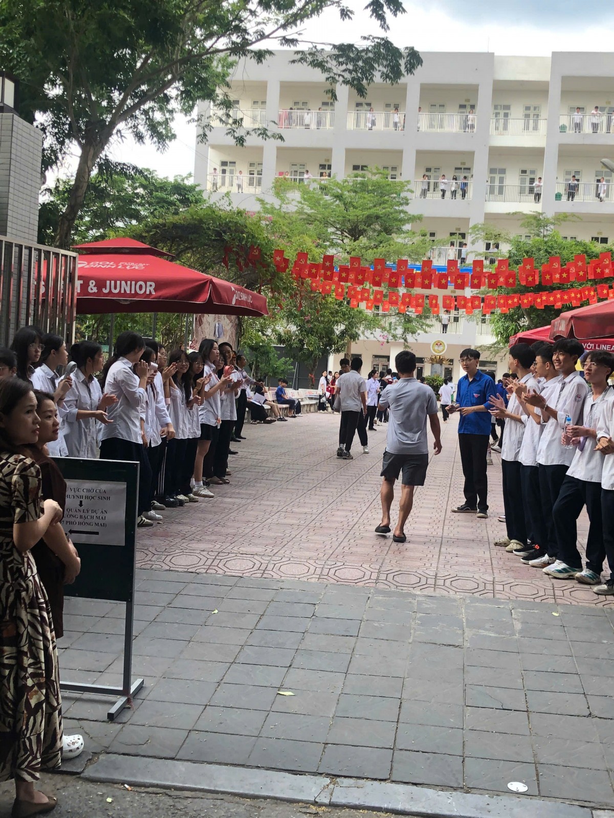 Học sinh Hà Nội bước vào ngày thi thứ Nhất kỳ thi vào lớp 10