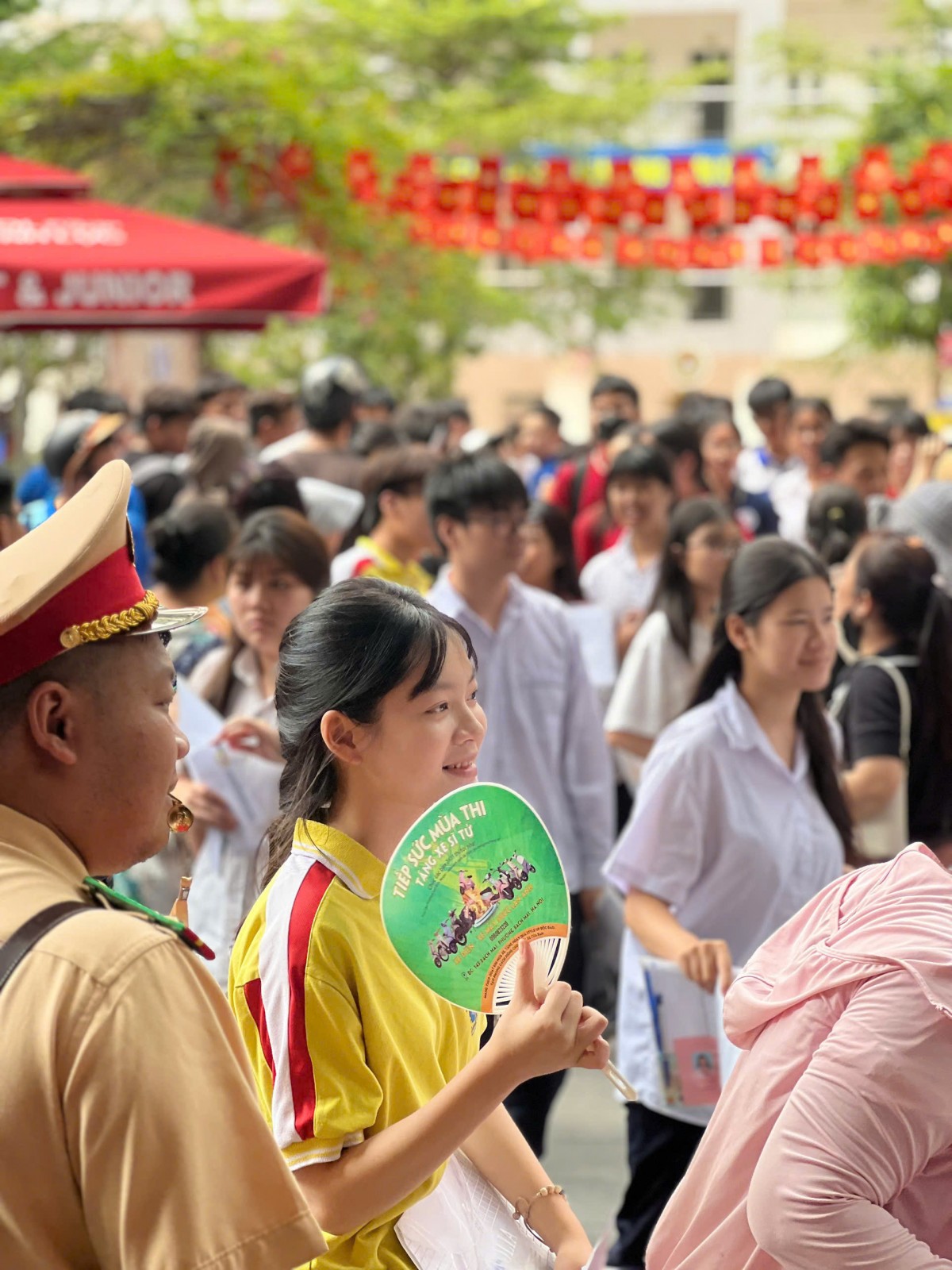 Học sinh Hà Nội bước vào ngày thi thứ Nhất kỳ thi vào lớp 10