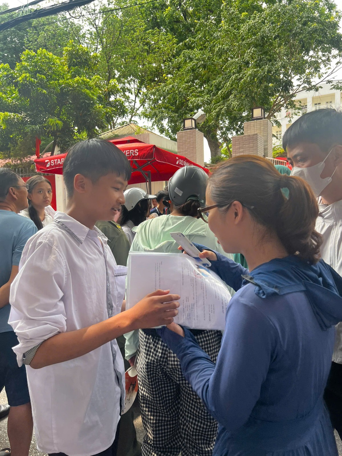 Học sinh Hà Nội bước vào ngày thi thứ Nhất kỳ thi vào lớp 10