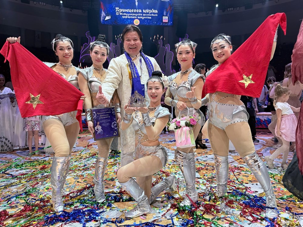 NSND Tống Toàn Thắng và 5 nghệ sĩ nữ vui mừng khi đoạt Vương miện Bạc tại Liên hoan Xiếc quốc tế Công chúa Xiếc 2026