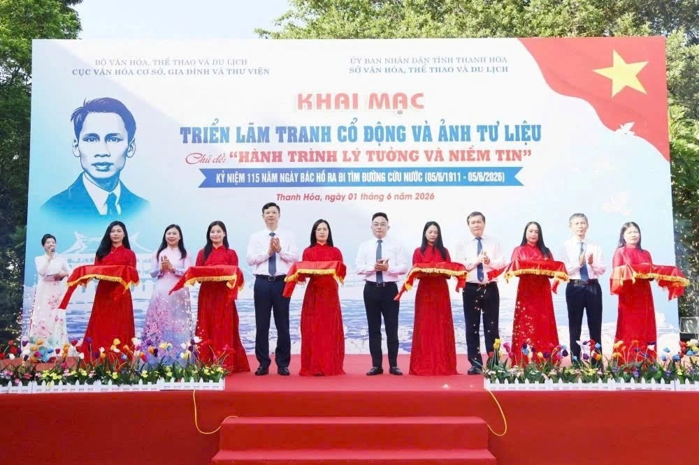 Các đại biểu thực hiện nghi thức khai mạc triển lãm “Hành trình lý tưởng và niềm tin”. Ảnh: BTC