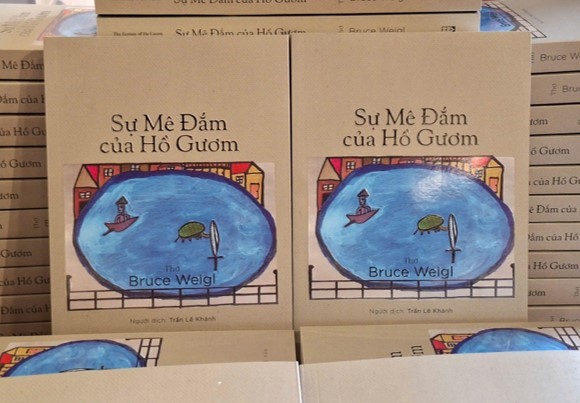 Tập thơ Sự Mê Đắm của Hồ Gươm của nhà thơ Mỹ Bruce Weigl.
