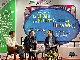 ra mat sach va trien lam tranh cua nha tho cuu binh nguoi my bruce weigl