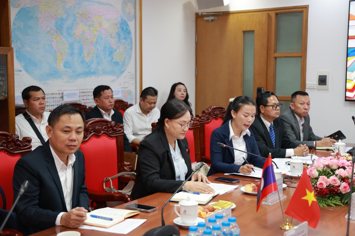 Nhà xuất bản Giáo dục Việt Nam đón tiếp và làm việc với Đoàn công tác Lào