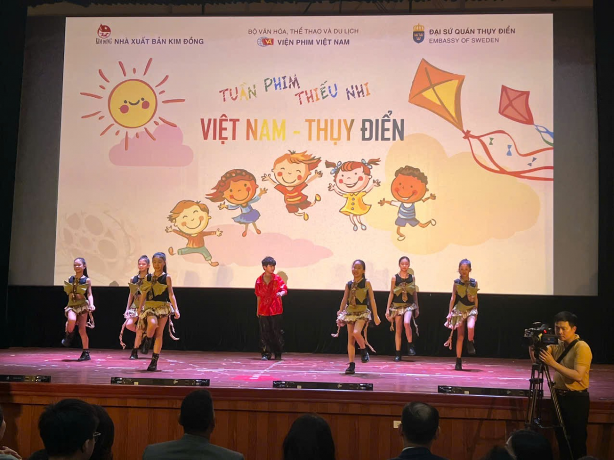 Khai mạc 