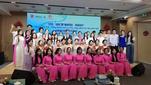 Thanh niên Việt Nam-Trung Quốc tham gia chương trình giao lưu văn hóa và ngôn ngữ. Ảnh: CL