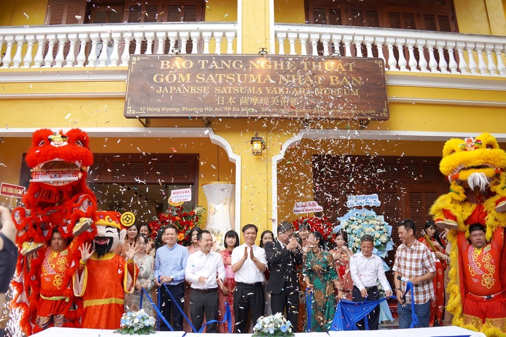 Các đại biểu thực hiện nghi thức khánh thành Bảo tàng Nghệ thuật gốm Satsuma Nhật Bản. Ảnh: BTC