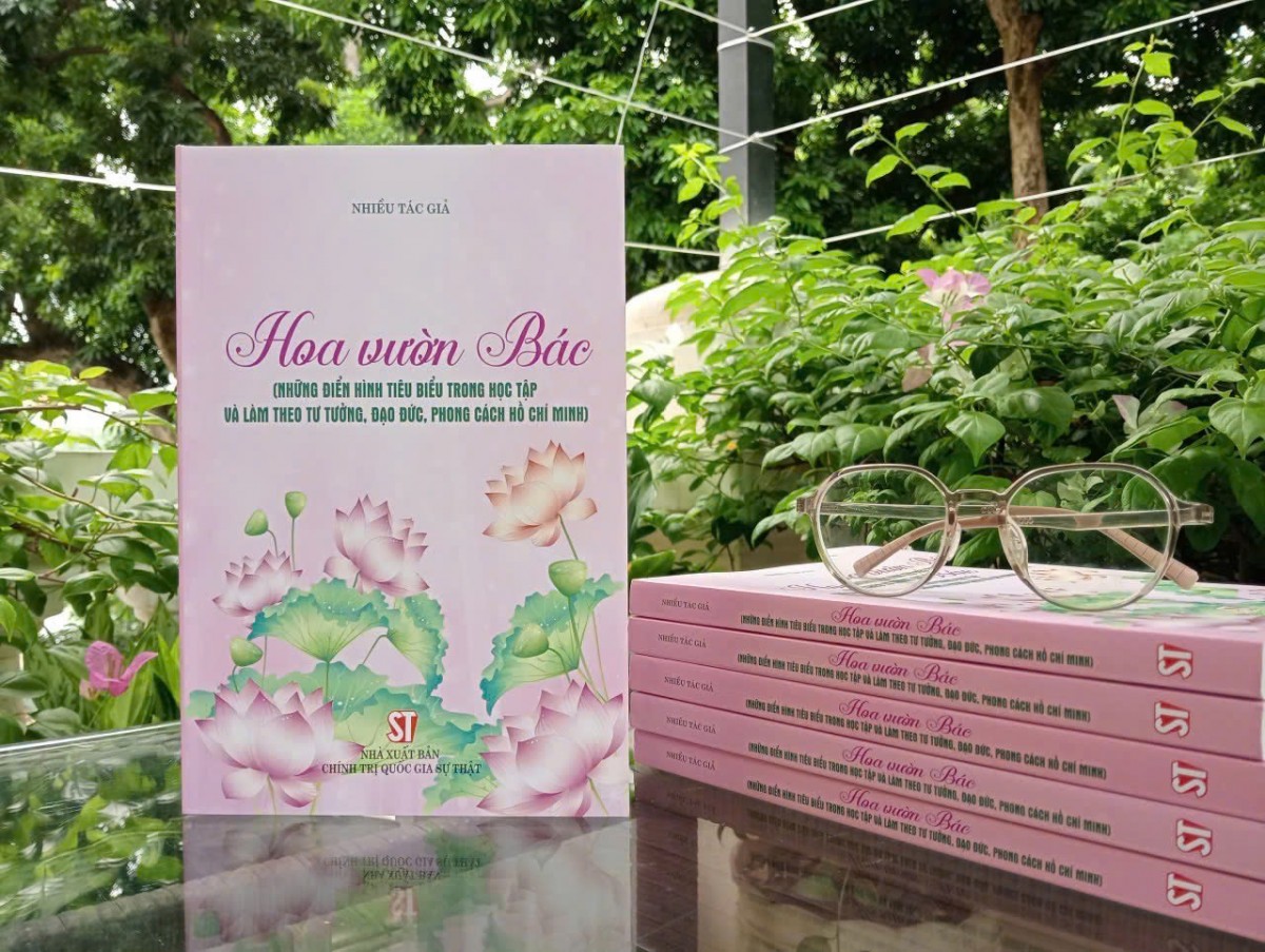 Ra mắt tuyển tập 