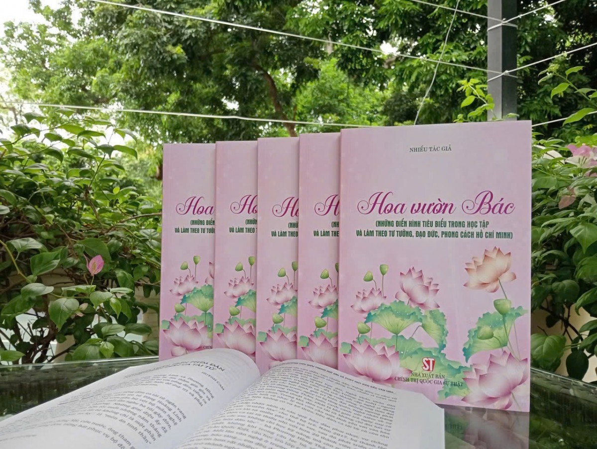 Ra mắt tuyển tập 