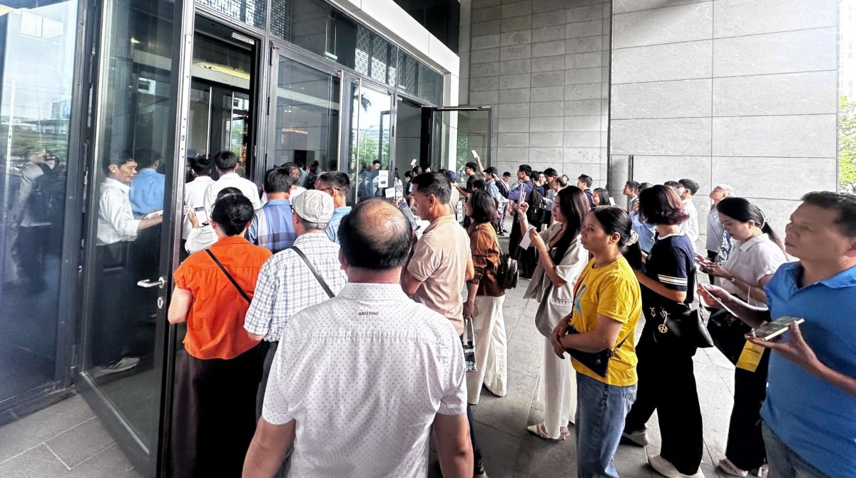 Từ sáng sớm, nhiều người đã xếp hàng chờ đến lượt vào tham quan không gian trưng bày và tìm hiểu các nội dung của đồ án quy hoạch. Ảnh: PV