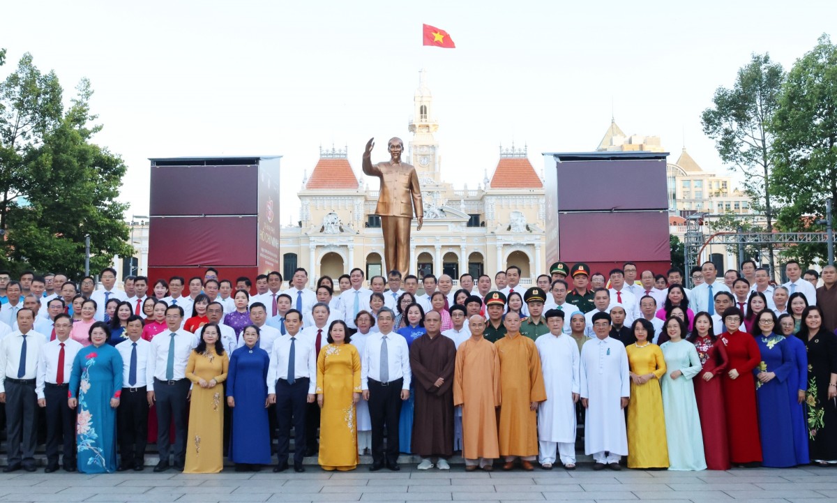 Lãnh đạo Thành phố Hồ Chí Minh dâng hoa tưởng nhớ Chủ tịch Hồ Chí Minh