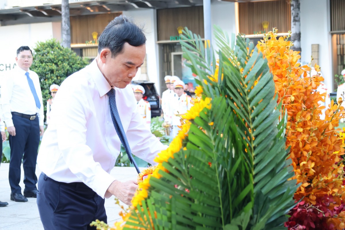 Lãnh đạo Thành phố Hồ Chí Minh dâng hoa tưởng nhớ Chủ tịch Hồ Chí Minh