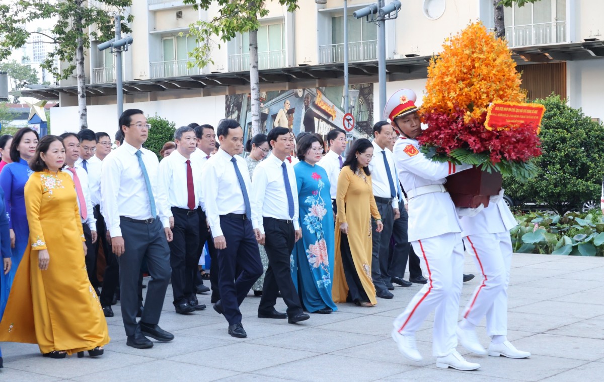 Lãnh đạo Thành phố Hồ Chí Minh dâng hoa tưởng nhớ Chủ tịch Hồ Chí Minh