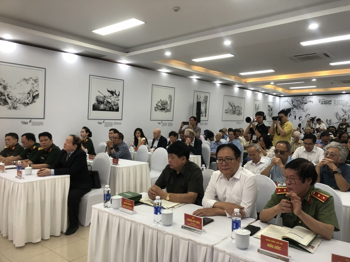 Các đại biểu và khách quý tham dự buổi ra mắt cuốn tiểu thuyết. Ảnh: V.T
