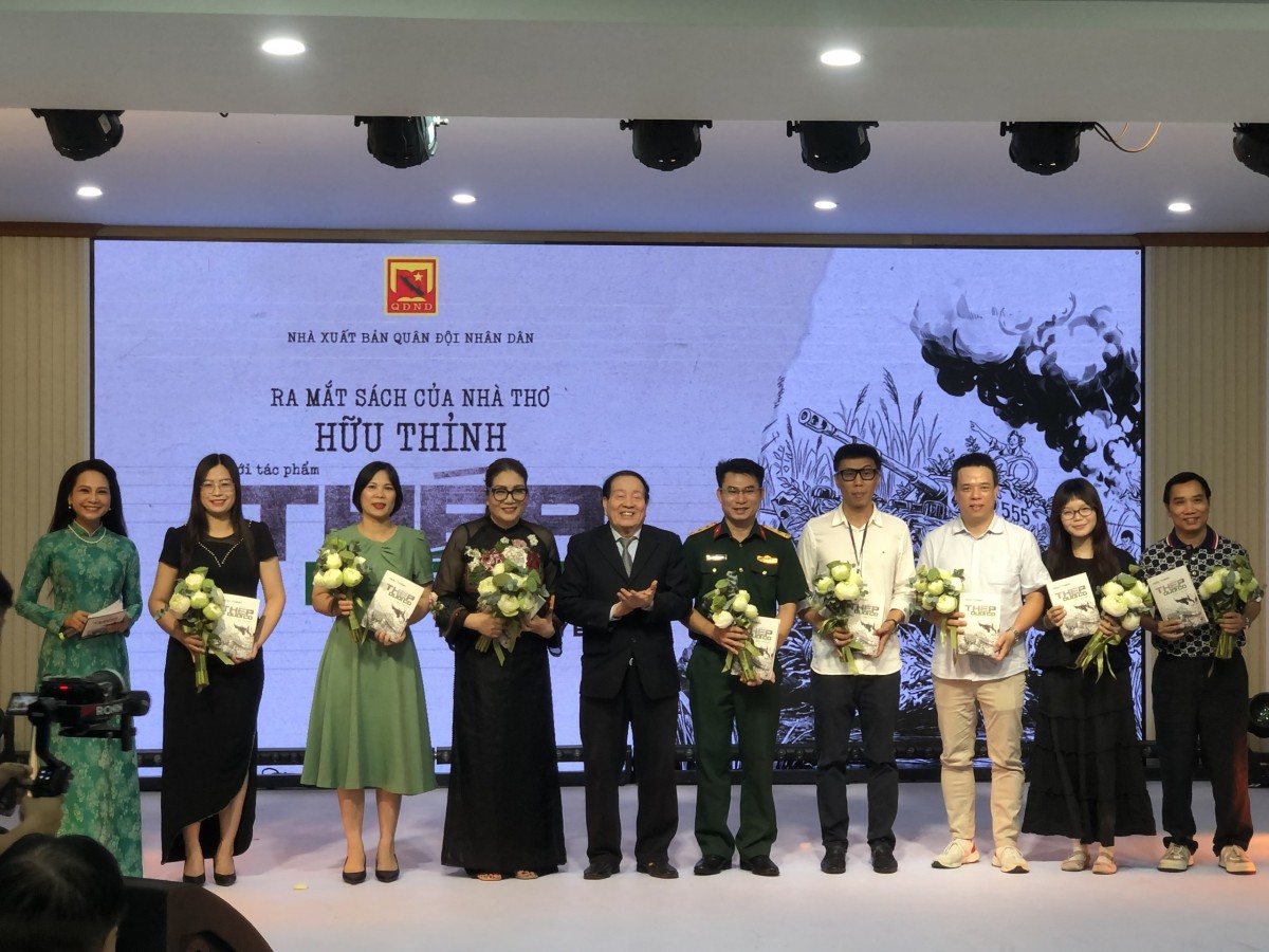 Nhà thơ Hữu Thỉnh tặng quà tri ân đội ngũ BTV và kỹ thuật viên thực hiện cuốn tiểu thuyết.