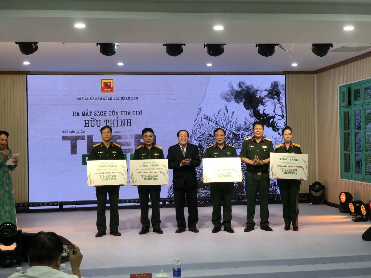Nhà thơ Hữu Thỉnh và Đại tá, nhà văn Phạm Văn Trường tặng sách cho Binh chủng Tăng, thiết giáp, Thư viện Quân đội...