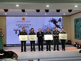 thep duoi co ban hung ca ve nguoi linh lich su va chat thep