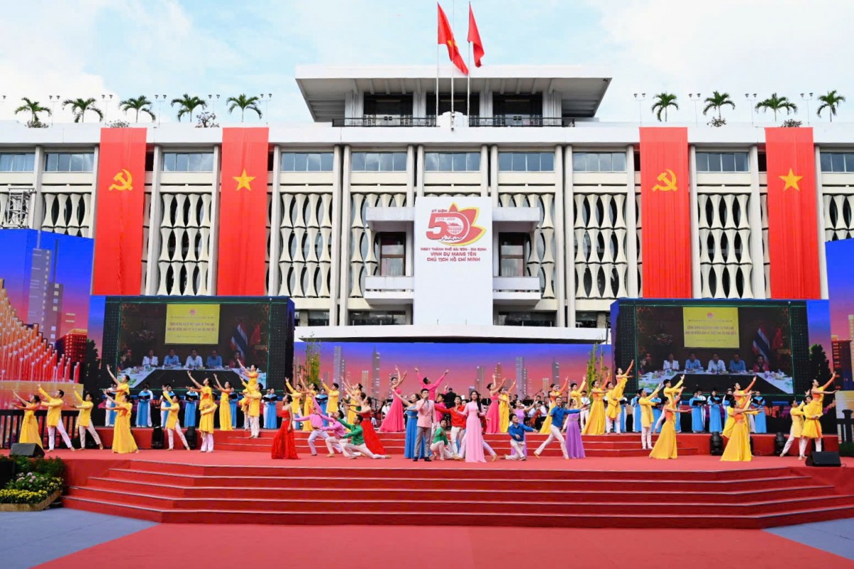 Kỷ niệm trọng thể 50 năm Ngày Thành phố Sài Gòn - Gia Định mang tên Chủ tịch Hồ Chí Minh