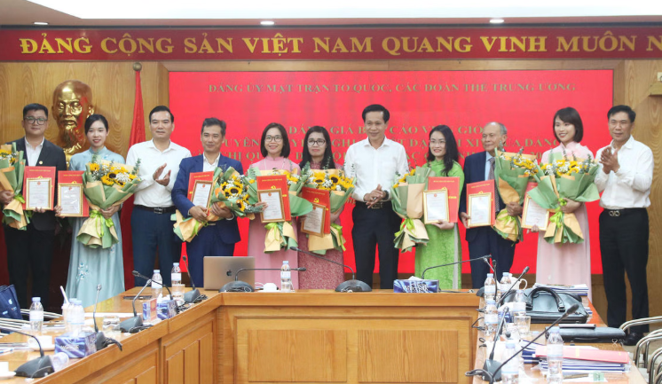 Xây dựng đội ngũ báo cáo viên thực sự là chiến sĩ xung kích trên mặt trận tư tưởng của Đảng