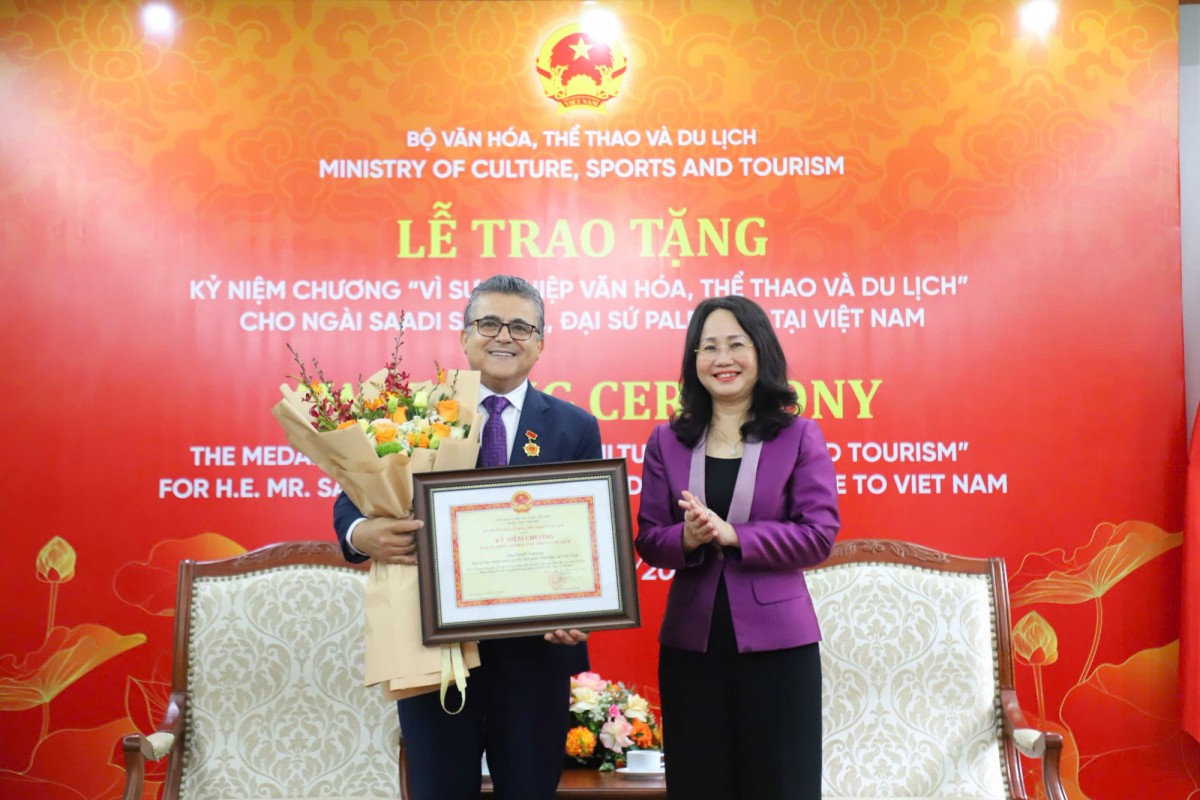 Bộ VHTT&DL: Trao Kỷ niệm chương 'Vì sự nghiệp Văn hóa, Thể thao và Du lịch' cho ngài Saadi Salama, Đại sứ Palestine tại Việt Nam