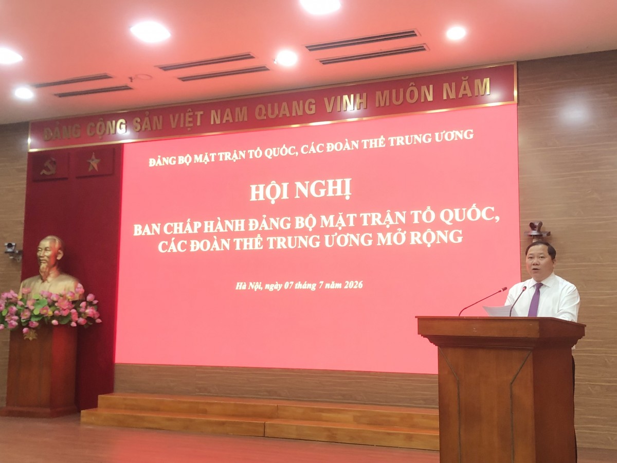đồng chí Nguyễn Phi Long, Ủy viên BCH Trung ương Đảng, Phó Bí thư Thường trực Đảng ủy MTTQ, các đoàn thể Trung ương đã trình bày Báo cáo sơ kết công tác 6 tháng đầu năm, nhiệm vụ trọng tâm 6 tháng cuối năm 2026 của Đảng bộ MTTQ, các đoàn thể Trung ương. Ảnh: VT
