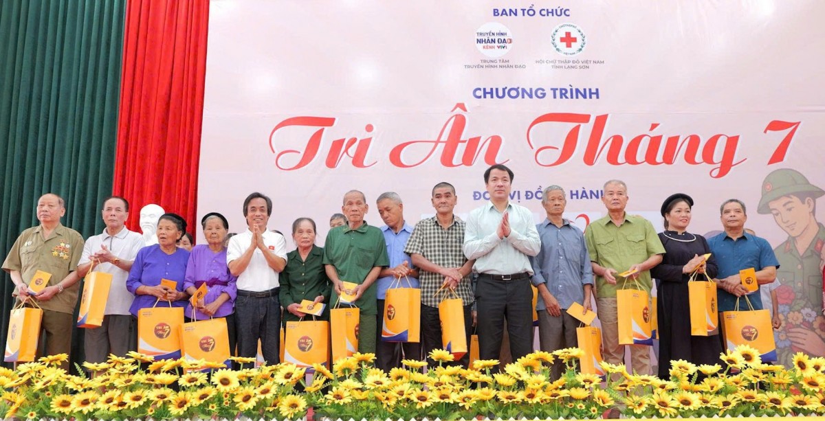 Chương trình “Tri ân tháng 7”: Khám bệnh, trao hơn 400 suất quà tại xã biên giới Hoàng Văn Thụ, tỉnh Lạng Sơn