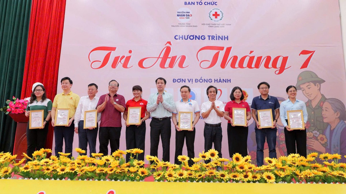 Chương trình “Tri ân tháng 7”: Khám bệnh, trao hơn 400 suất quà tại xã biên giới Hoàng Văn Thụ, tỉnh Lạng Sơn