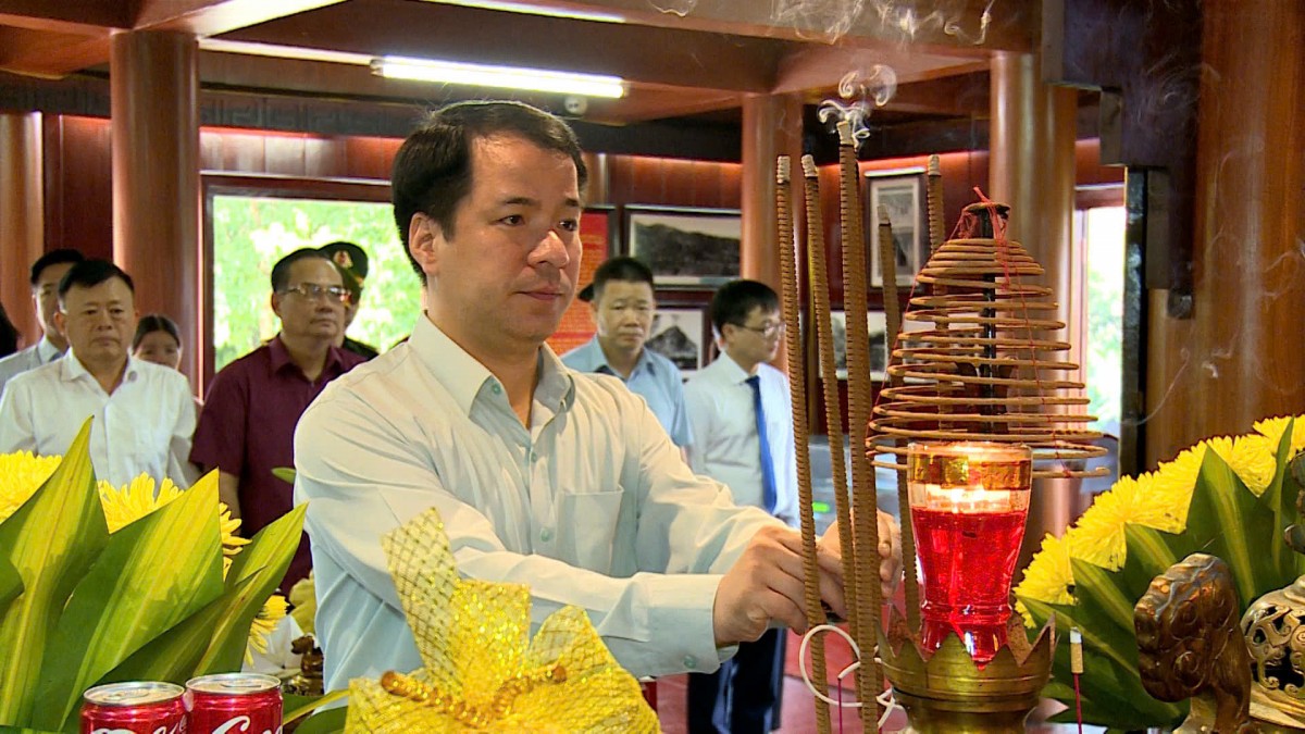 Chương trình “Tri ân tháng 7”: Khám bệnh, trao hơn 400 suất quà tại xã biên giới Hoàng Văn Thụ, tỉnh Lạng Sơn