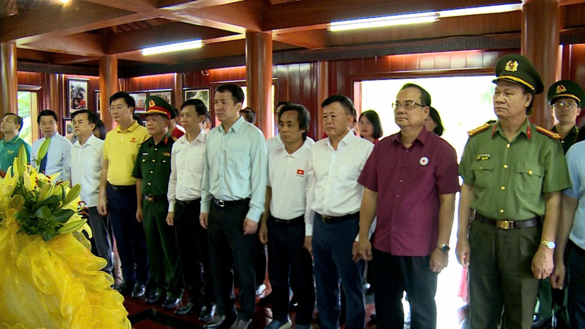 Chương trình “Tri ân tháng 7”: Khám bệnh, trao hơn 400 suất quà tại xã biên giới Hoàng Văn Thụ, tỉnh Lạng Sơn