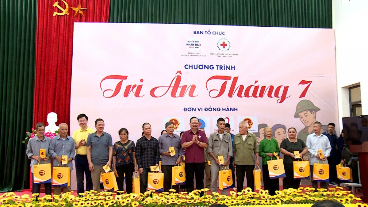 Chương trình “Tri ân tháng 7”: Khám bệnh, trao hơn 400 suất quà tại xã biên giới Hoàng Văn Thụ, tỉnh Lạng Sơn