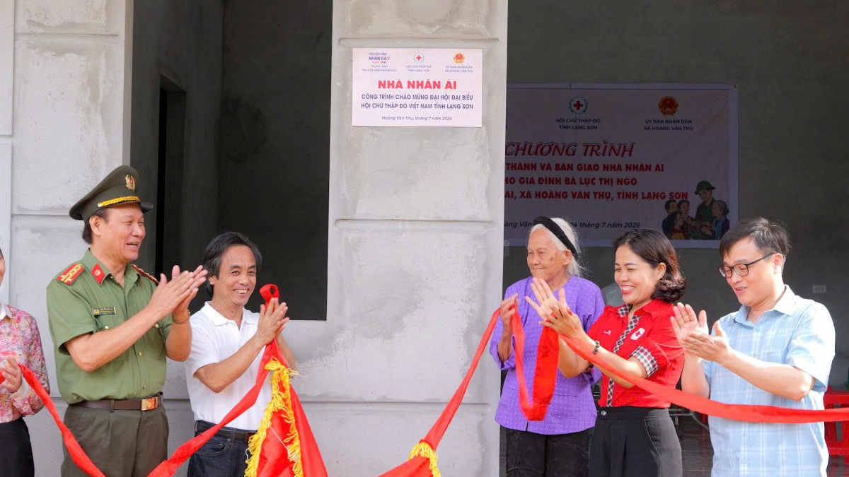 Chương trình “Tri ân tháng 7”: Khám bệnh, trao hơn 400 suất quà tại xã biên giới Hoàng Văn Thụ, tỉnh Lạng Sơn
