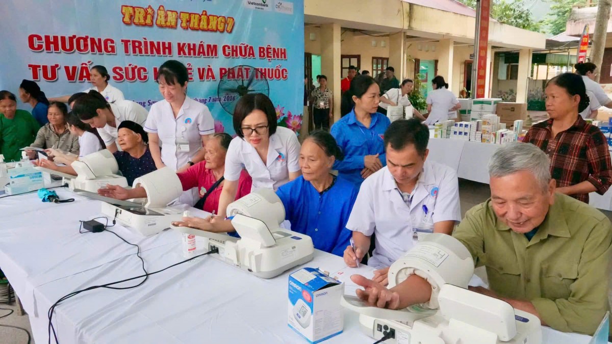 Chương trình “Tri ân tháng 7”: Khám bệnh, trao hơn 400 suất quà tại xã biên giới Hoàng Văn Thụ, tỉnh Lạng Sơn
