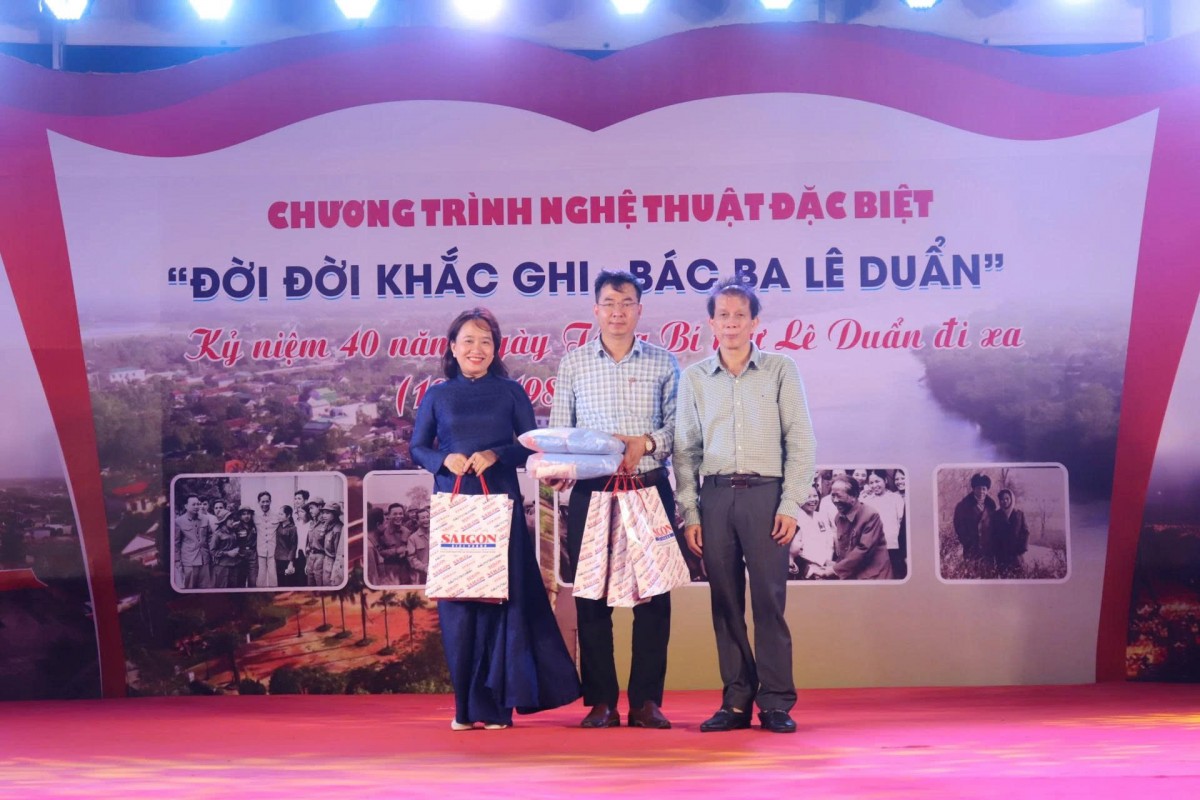 Đêm nghệ thuật “Đời đời khắc ghi - Bác Ba Lê Duẩn”