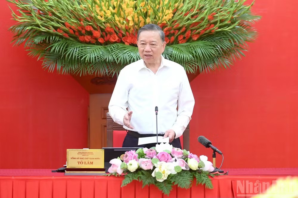 Bộ Chính trị ban hành Chỉ thị về đẩy mạnh học tập, thực hành tư tưởng, đạo đức, phương pháp, phong cách Hồ Chí Minh