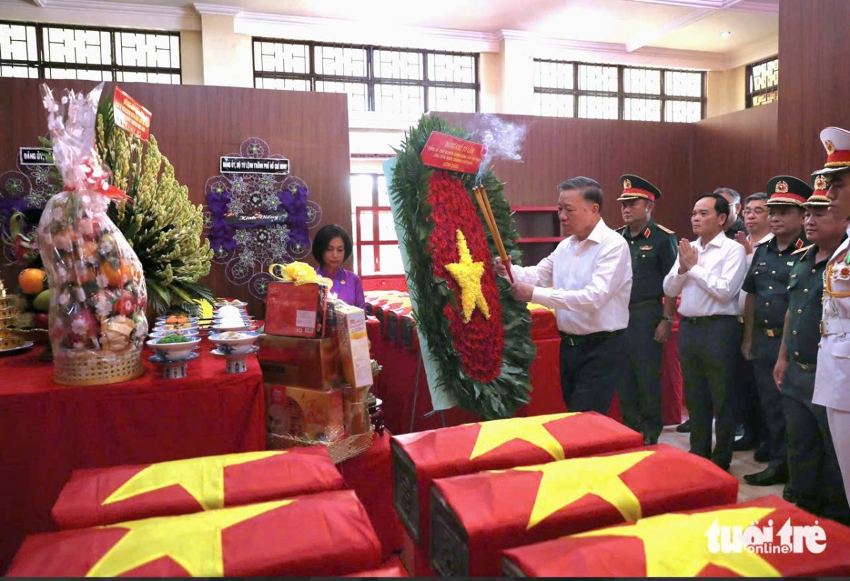 Tổng Bí thư, Chủ tịch nước Tô Lâm dâng hương tri ân các Anh hùng liệt sĩ tại Công viên Lê Thị Riêng
