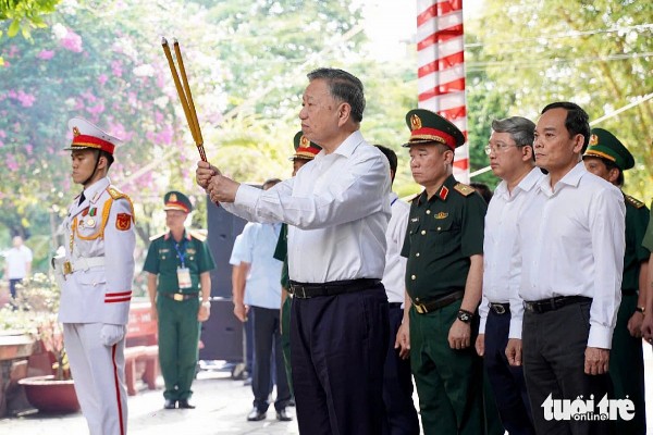 tong bi thu chu tich nuoc to lam dang huong tri an cac anh hung liet si tai cong vien le thi rieng