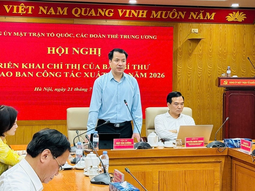 Đồng chí Ngô Văn Cương - Phó bí thư Đảng ủy Mặt trận Tổ quốc, các đoàn thể Trung ương, và ông Nguyễn Minh Chung - Ủy viên Ban Thường vụ, Trưởng ban Tuyên giáo và Dân vận Mặt trận Tổ quốc, các đoàn thể Trung ương, chủ trì hội nghị. (Ảnh: MTTQVN)