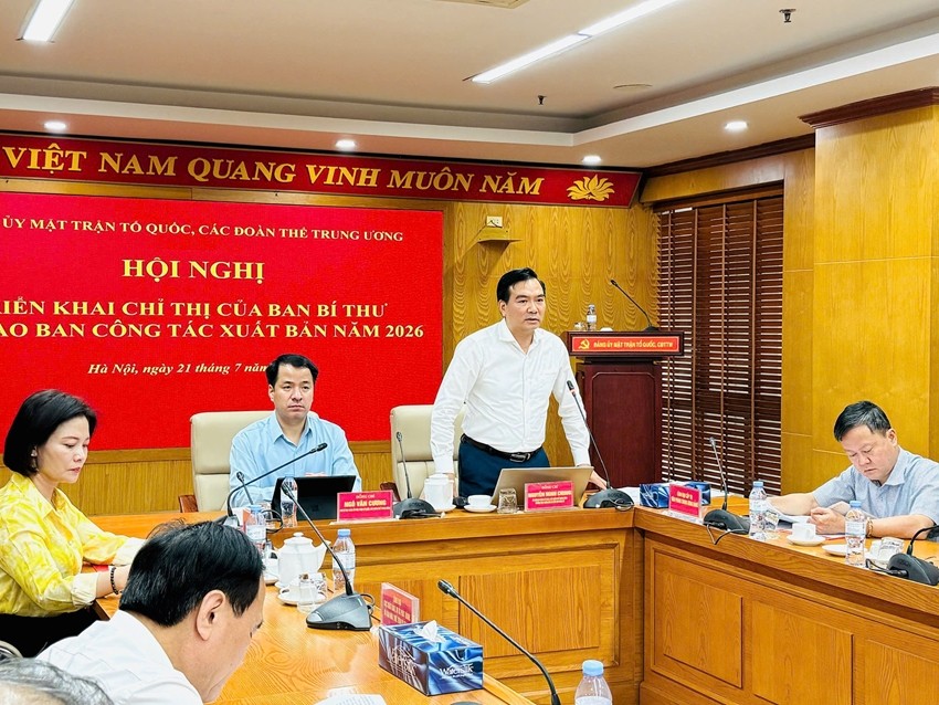 Đồng chí Nguyễn Minh Chung - Ủy viên Ban Thường vụ, Trưởng ban Tuyên giáo và Dân vận Mặt trận Tổ quốc, các đoàn thể Trung ương, phát biểu tại hội nghị. (Ảnh: MTTQVN)