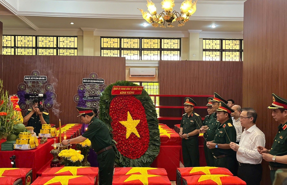 Đại tướng Phan Văn Giang dâng hương tưởng niệm các anh hùng liệt sĩ