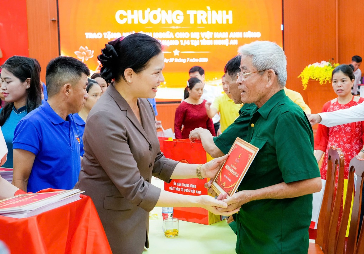 Ủy ban Trung ương MTTQ Việt Nam trao 60 căn nhà tri ân người có công tại Nghệ An