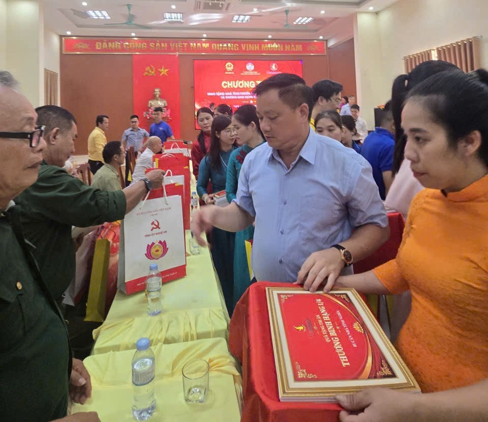 Ủy ban Trung ương MTTQ Việt Nam trao 60 căn nhà tri ân người có công tại Nghệ An