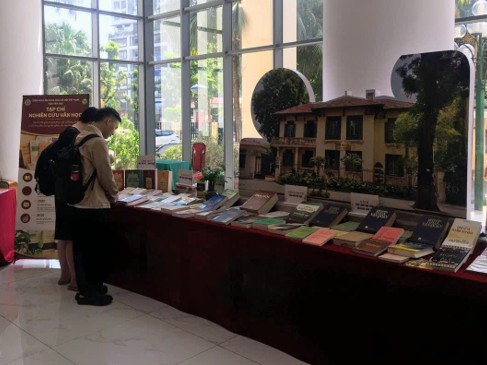 Một buổi chiều tháng Tám ở triển lãm văn học