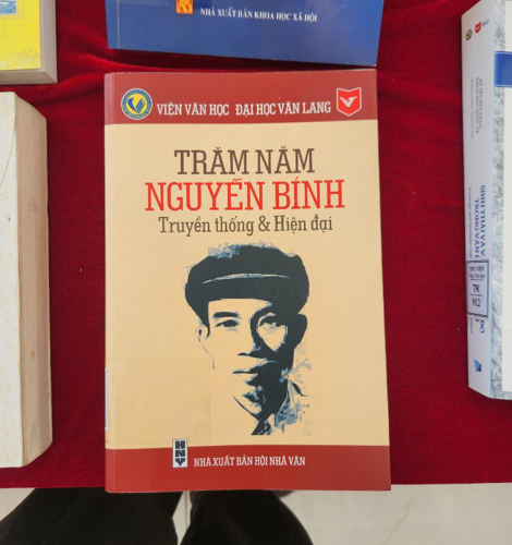 Một buổi chiều tháng Tám ở triển lãm văn học