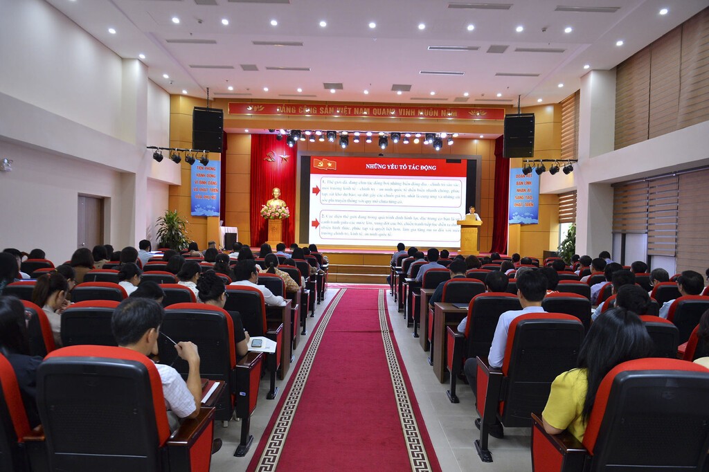 Nâng cao năng lực tham mưu, gắn với thực tiễn trong công tác xây dựng Đảng