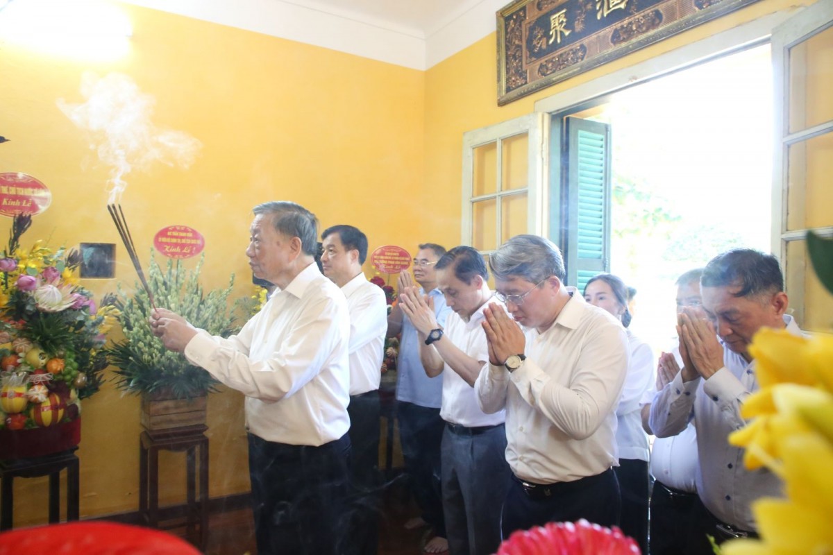 Dâng hương tưởng nhớ Chủ tịch Hồ Chí Minh