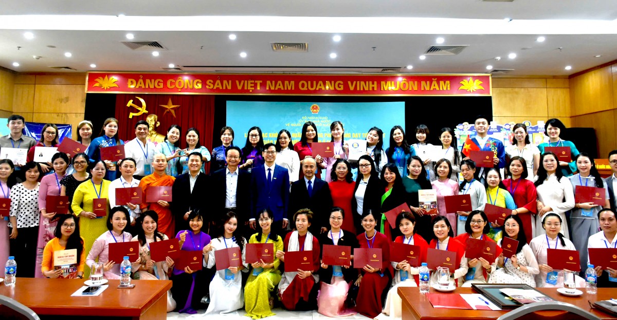 NXBGDVN tiếp tục đồng hành cùng giáo viên người Việt Nam ở nước ngoài trong hành trình gìn giữ và lan tỏa tiếng Việt